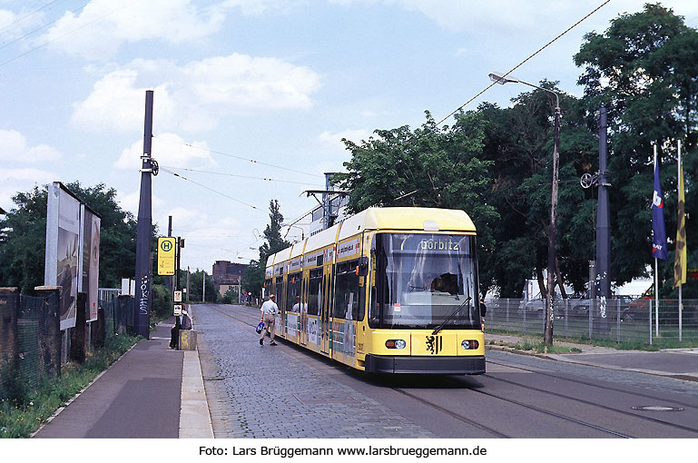 Die Straßenbahn in Dresden an der Haltestelle Rosenstraße