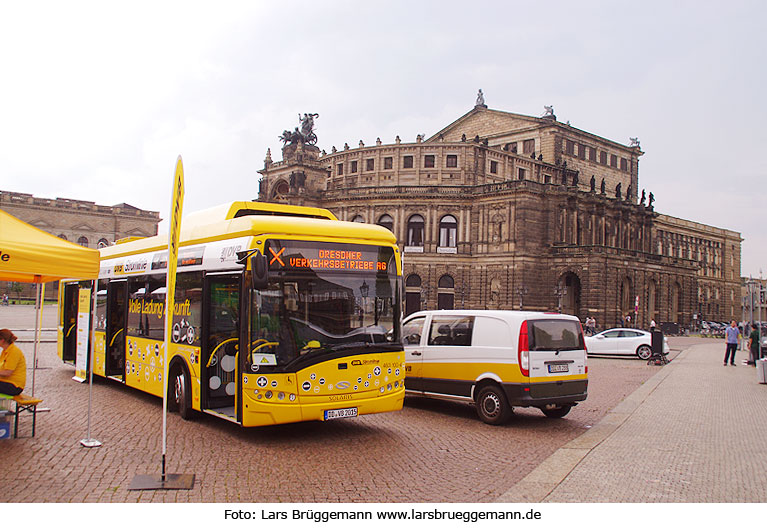 DVB Elektrobus von Solaris vor der Semperoper