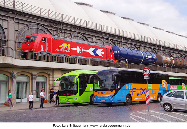 HGK Güterzuglok der Baureihe 185 und ein Flixbus vor dem Hauptbahnhof Dresden