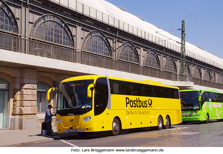 Ein Fernbus vom Postbus an der Fernbushaltestelle Dresden Hbf