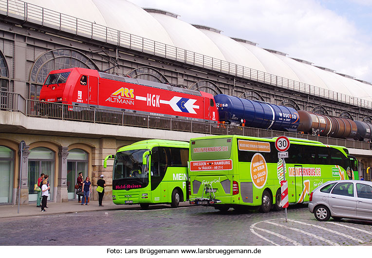 Baureihe 185 der HGK und Meinfernbus Fernbusse vor dem Hauptbahnhof Dresden