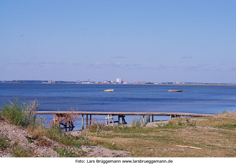 Der Kalmarsund mit Kalmar von der Insel Öland aus gesehen