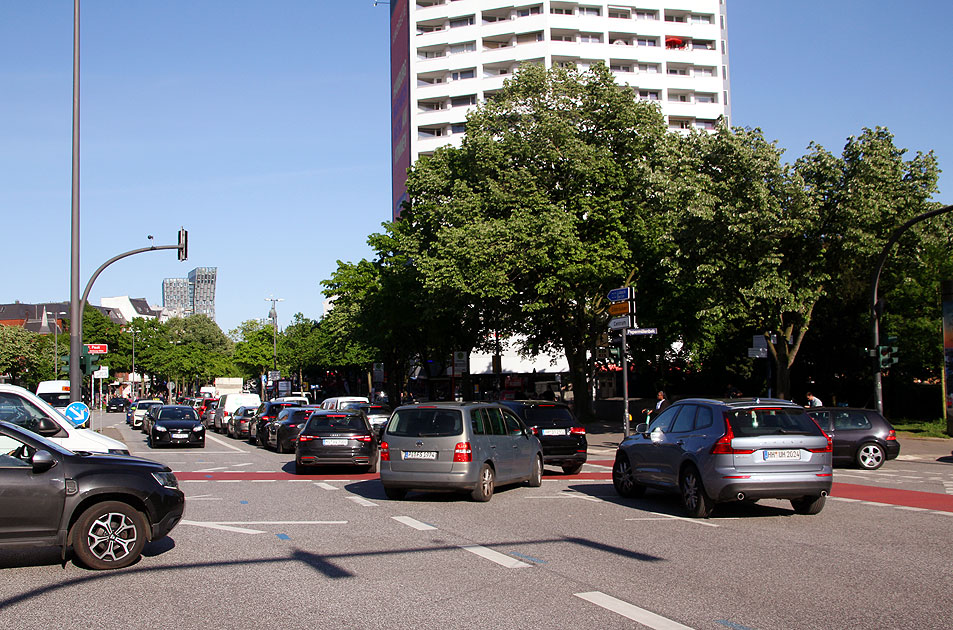 Mobilitätswende in Hamburg - Stau im Autoverkehr