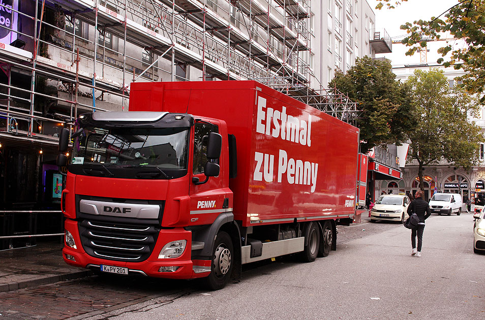 Ein Penny Laster auf der Reeperbahn mit Nachschub für den Kult Penny-Markt