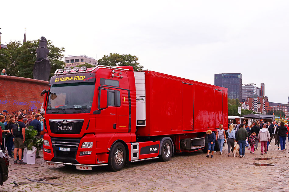 Ein MAN TGX 18.500 von Bananen Fred auf dem Hamburger Fischmarkt