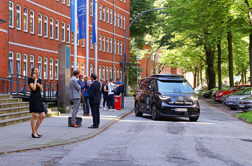 Ein Moia ID. Buzz AD in Hamburg