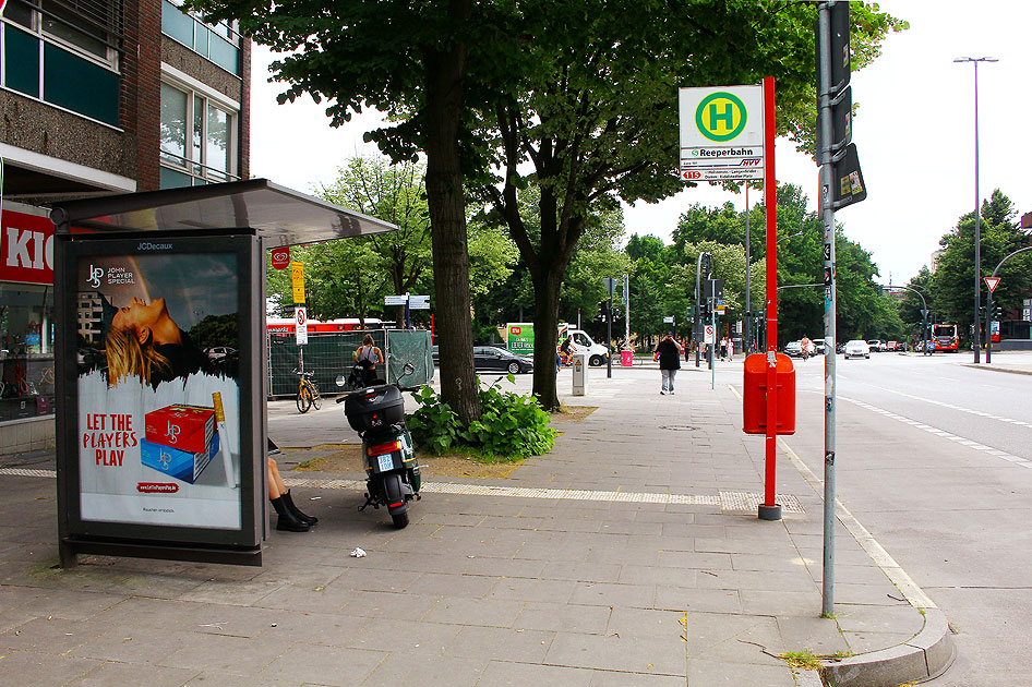 Die letzte Meile - the last mile - Elektro-Roller auf dem Gehweg parken