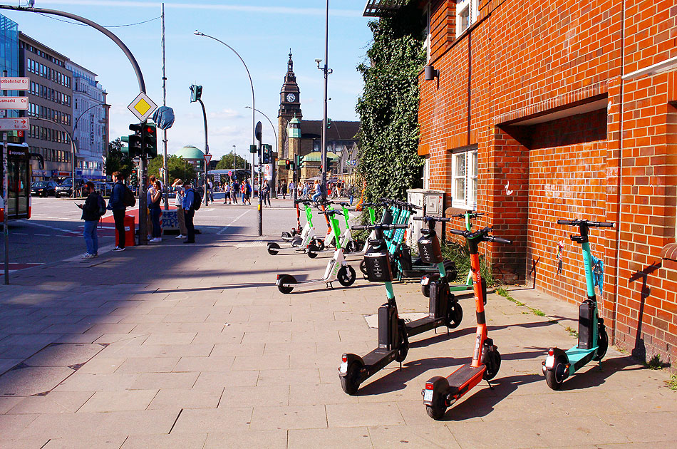 Der Mobilitätsmix: E-Scooter / Elektroroller auf dem Gehweg abgestellt