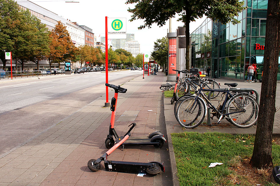 Elektroroller liegen Weg hier auf dem Fahrradweg rum