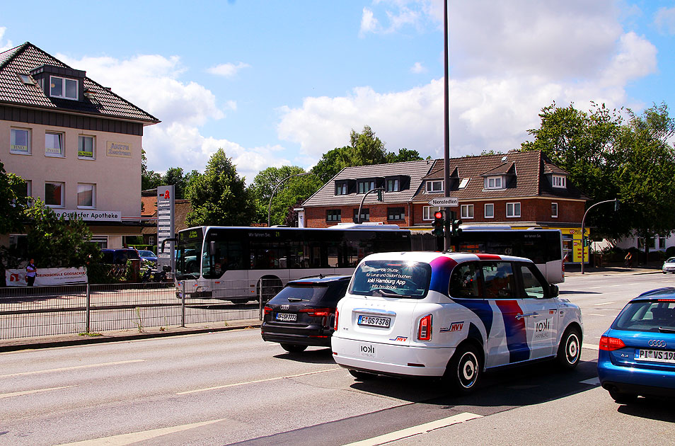 Ein Ioki Anruftaxi an der Bushaltestelle Langelohstraße