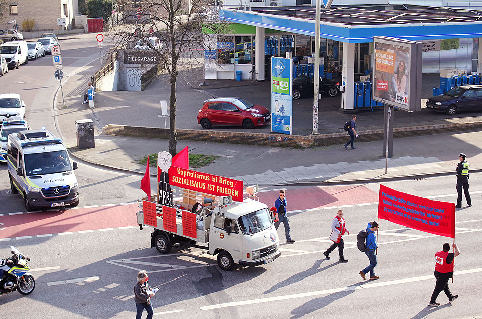 Ein Mercedes 206 D Pritsche im Einsatz als Lautsprecherwagen beim Arbeitermarsch