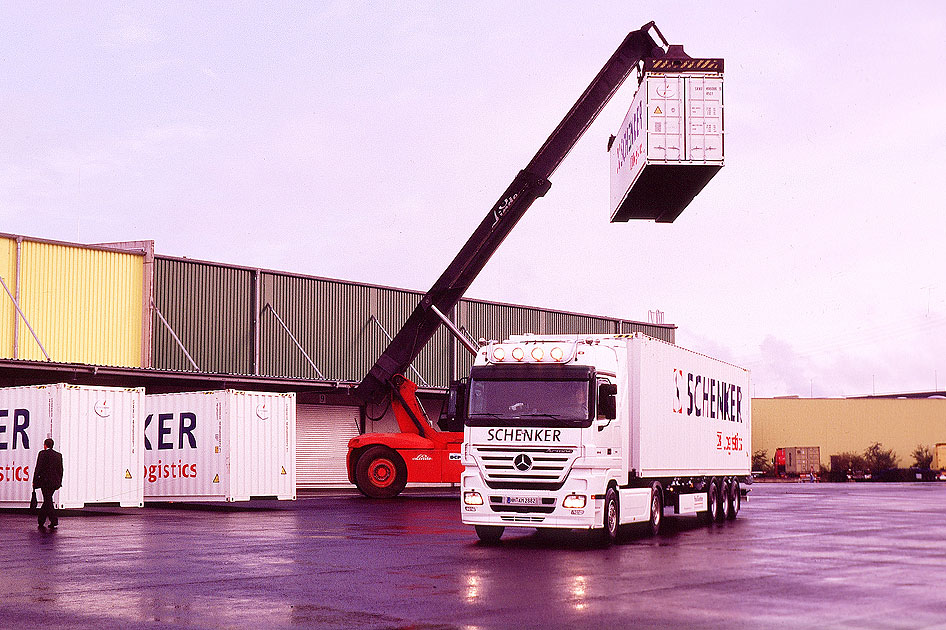 Schenker Container im Hamburger Hafen - LKW im Hamburger Hafen