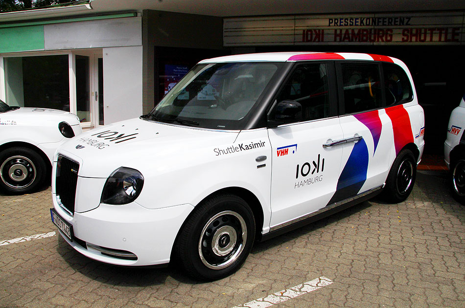 Der Ioki Shuttle Kasimir vor dem Elbe Kino in Hamburg-Osdorf