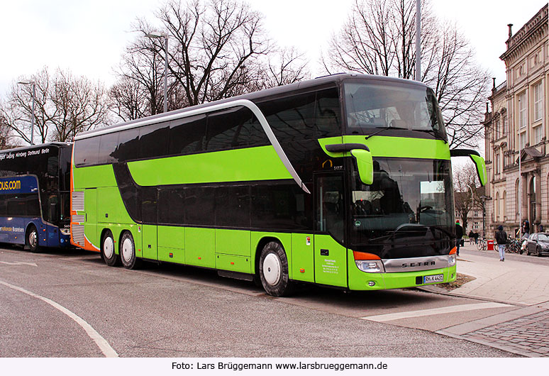 Ein Setra Doppeldeckerbus von Meinfernbus Flixbus auf dem ZOB in Hamburg