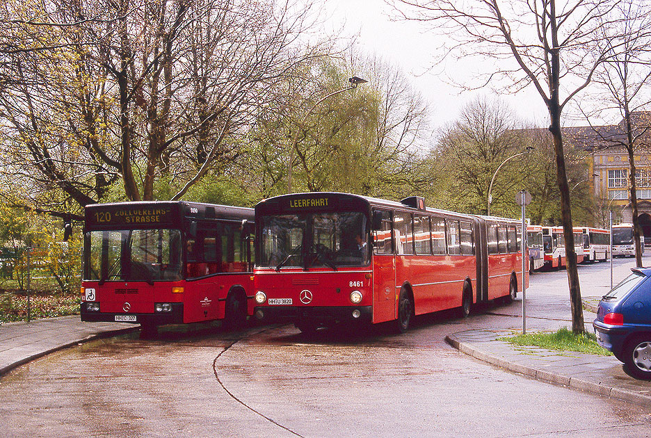 Zwei VHH-Busse auf dem ZOB in Hamburg