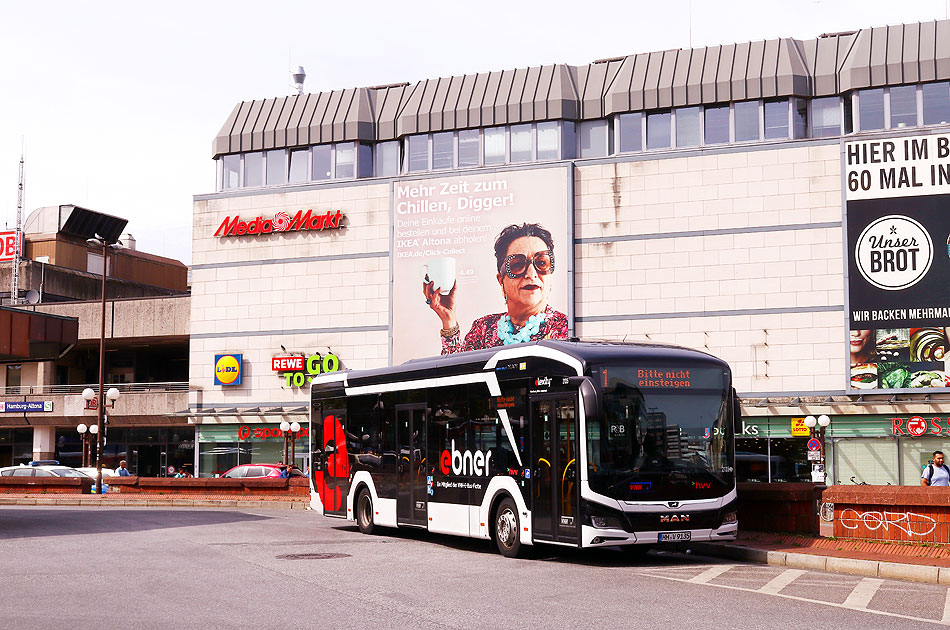 Ein VHH Elektrobus auf dem Busbahnhof Altona in Hamburg