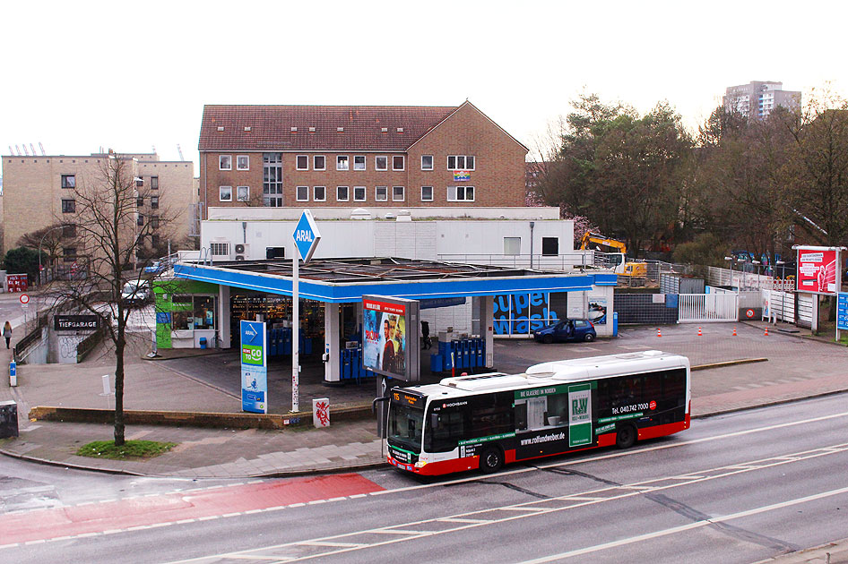 Ein Hochbahn-Bus in der K&ouml;nigstra&szlig;e vor der Aral-Tankstelle