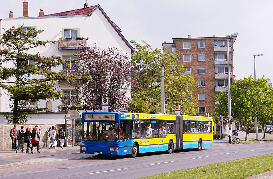 Der BSVAG Bus 9811 in Braunschweig an der Haltestelle Radeklingt