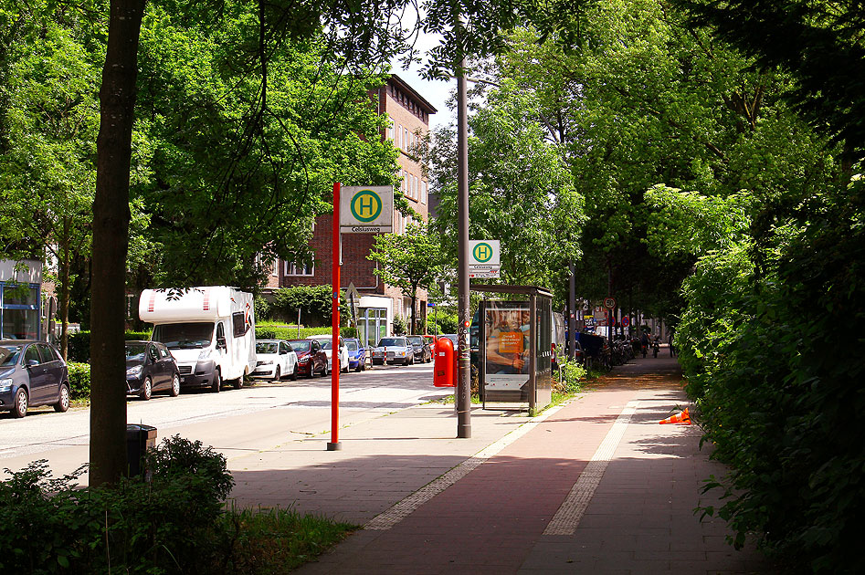 Die Bushaltestelle Celsiusweg in Hamburg-Bahrenfeld an der Max-Brauer-Schule