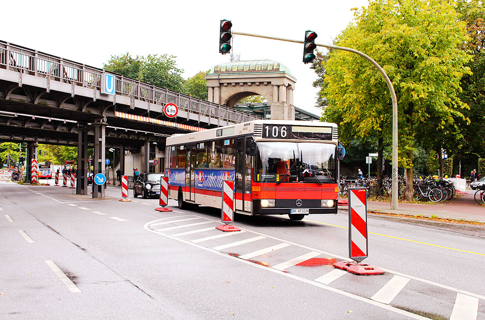 Der HOV Museumsbus 1983 an der U-Bahn-Haltestelle Kellinghusenstraße