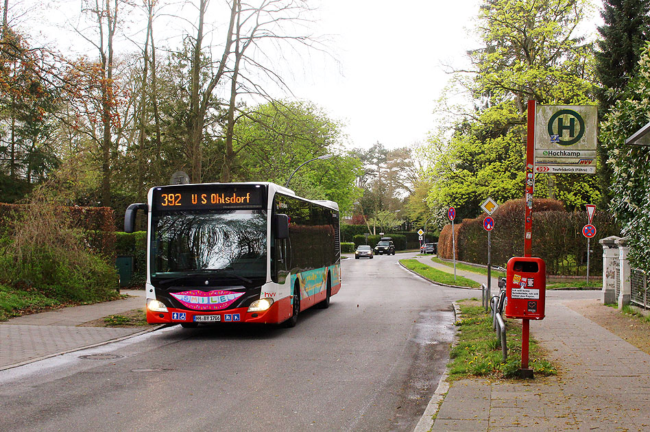 Ein Hochbahn-Bus der Linie 392 an der Haltestelle S-Bahn Hochkamp