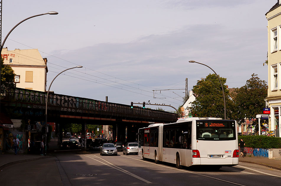 Ein VHH Bus in Hamburg vor der Sternbrücke