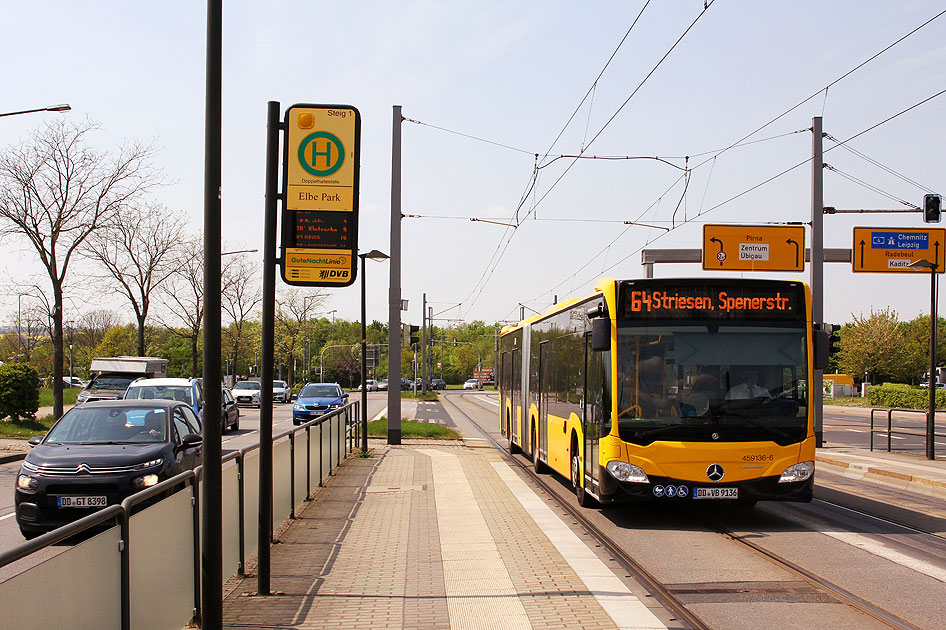 Ein DVB Bus an der Haltestelle Elbe Park in Dresden