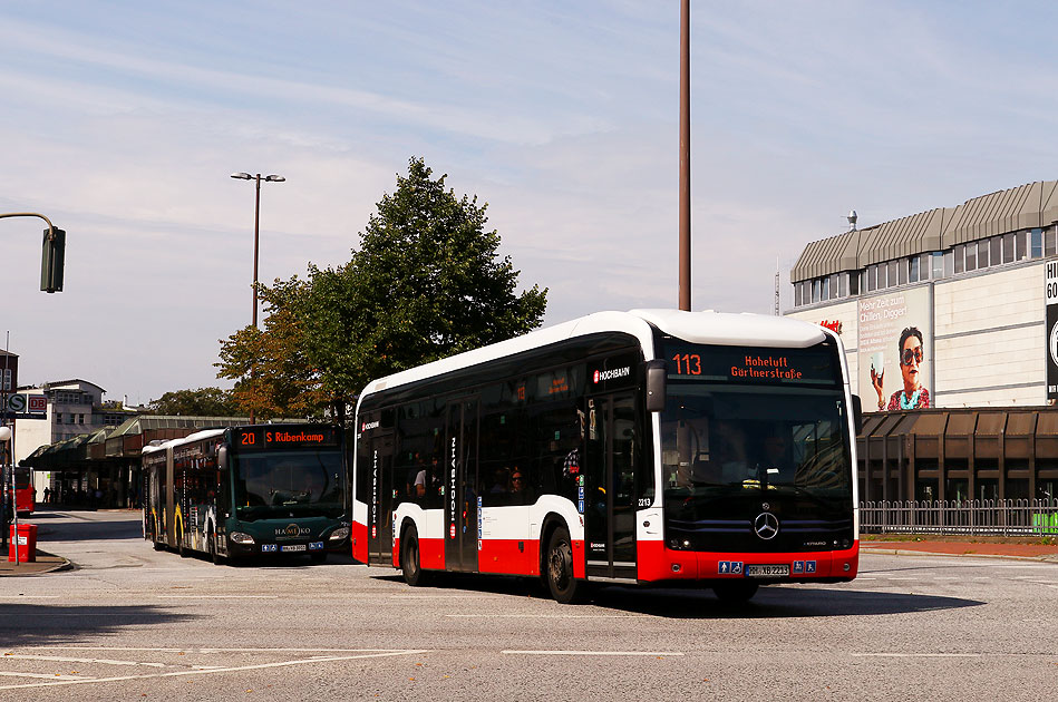 Ein Elektrobus der Hamburger Hochbahn am Bahnhof Altona