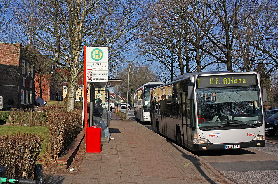 Ein VHH Bus an der Haltestelle Ebertallee in Hamburg-Othmarschen