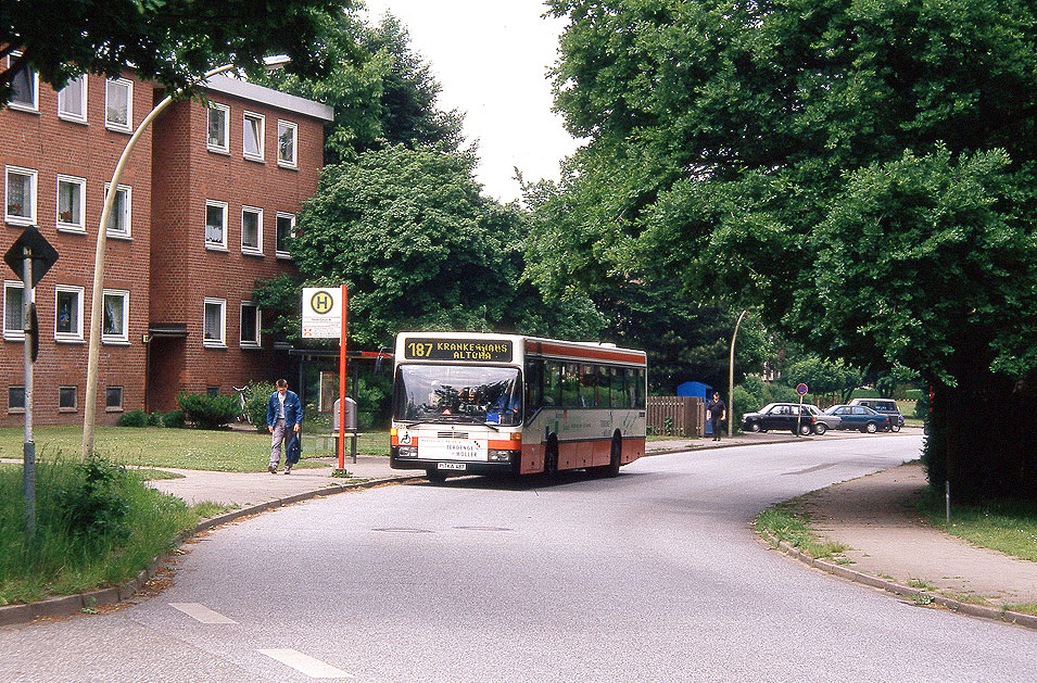 Die Buslinie 187 an der Haltestelle Heerbrook in der Straße Am Botterbarg