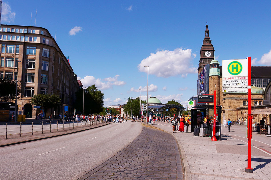 Die Bushaltestelle Hbf / Spitalerstraße der Buslinie 112 in Hamburg