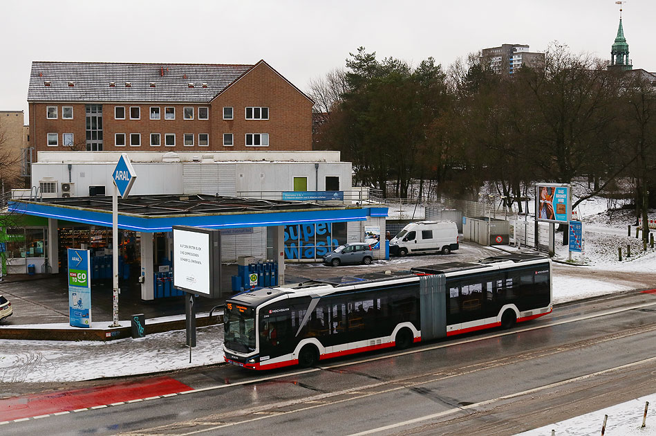 Ein Elektrobus in Hamburg an der Haltestelle Bl&uuml;cherstra&szlig;e