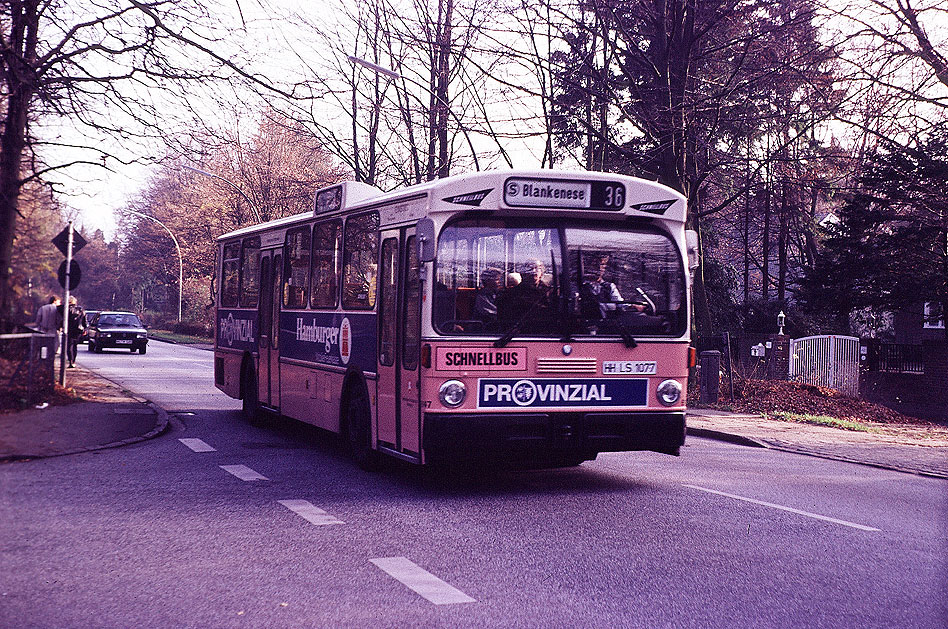 Ein Hochbahn-Schnellbus an der Haltestelle Winckelmannstraße