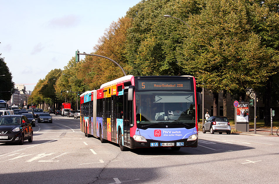 Ein Hochbahn Bus der Buslinie 5 am Bahnhof Dammtor