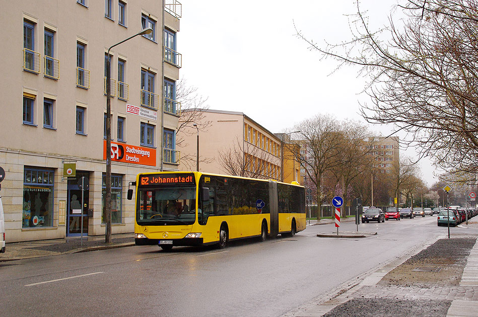 Ein DVB Bus in Dresden an der Haltestelle Gutenbergstraße in Dresden-Johannstadt in der Pfotenhauerstraße