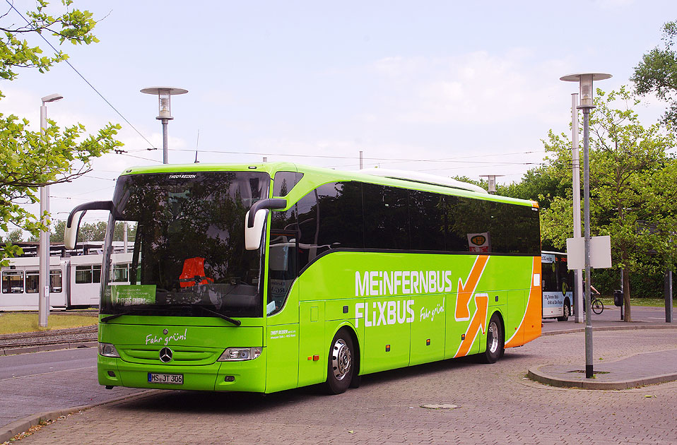 Ein Bus von Meinfernbus Flixbus auf dem ZOB in Braunschweig