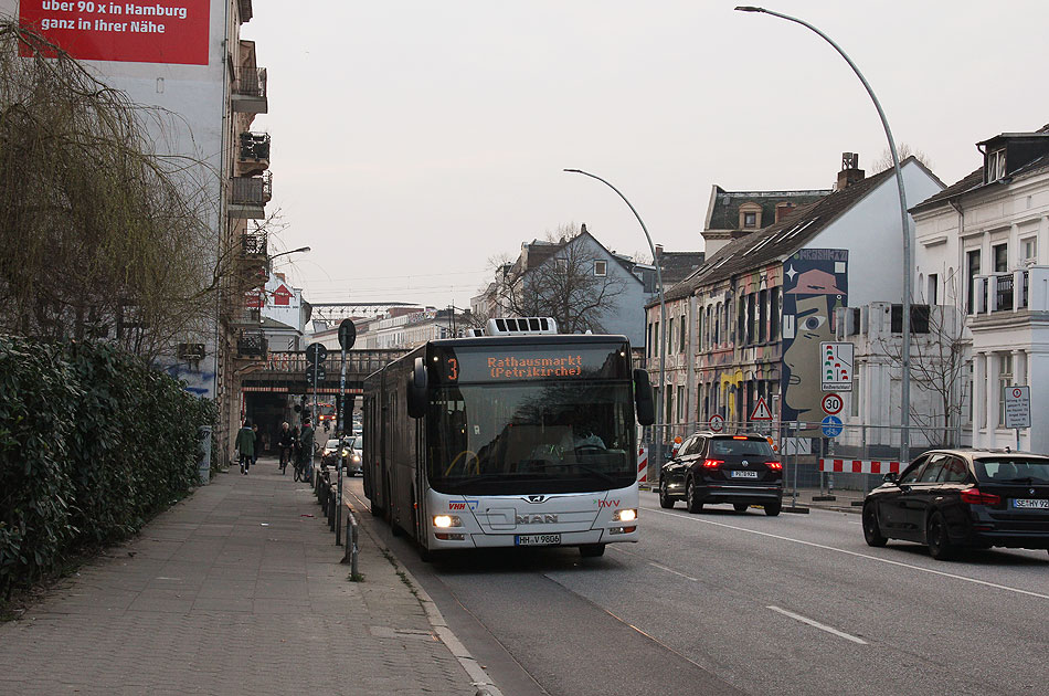 Ein VHH Bus in Hamburg in der Stresemannstraße an der Sternbrücke