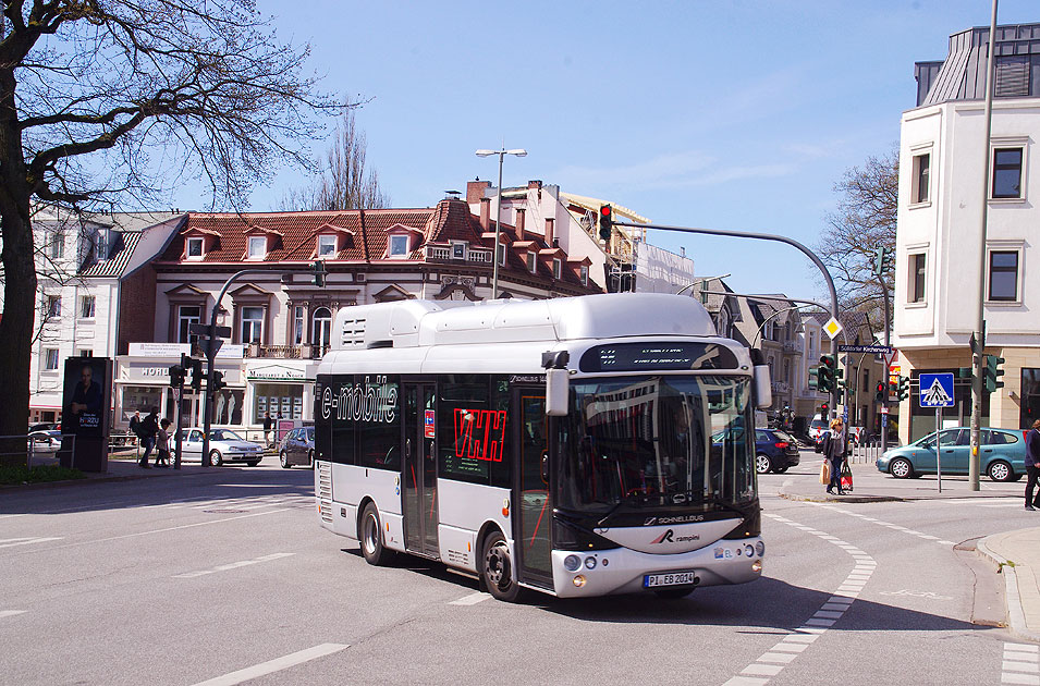 Elektromobilität: VHH Rampini Bus vor dem Bahnhof Blankenese - Bergziege Blankenese