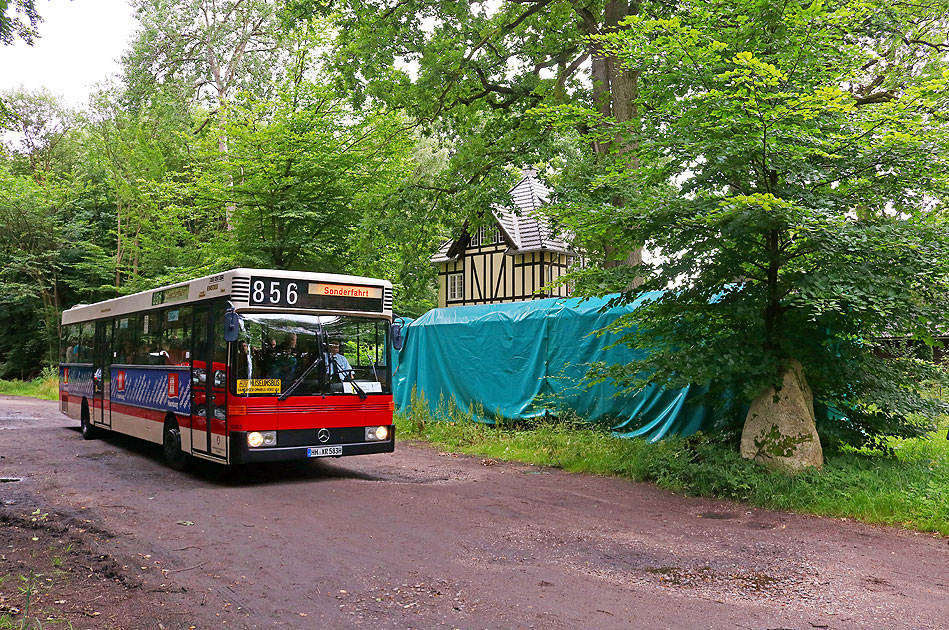 Ein HOV-Museumsbus vor dem Nahverkehrsmuseum Kleinbahnhof Wohldorf