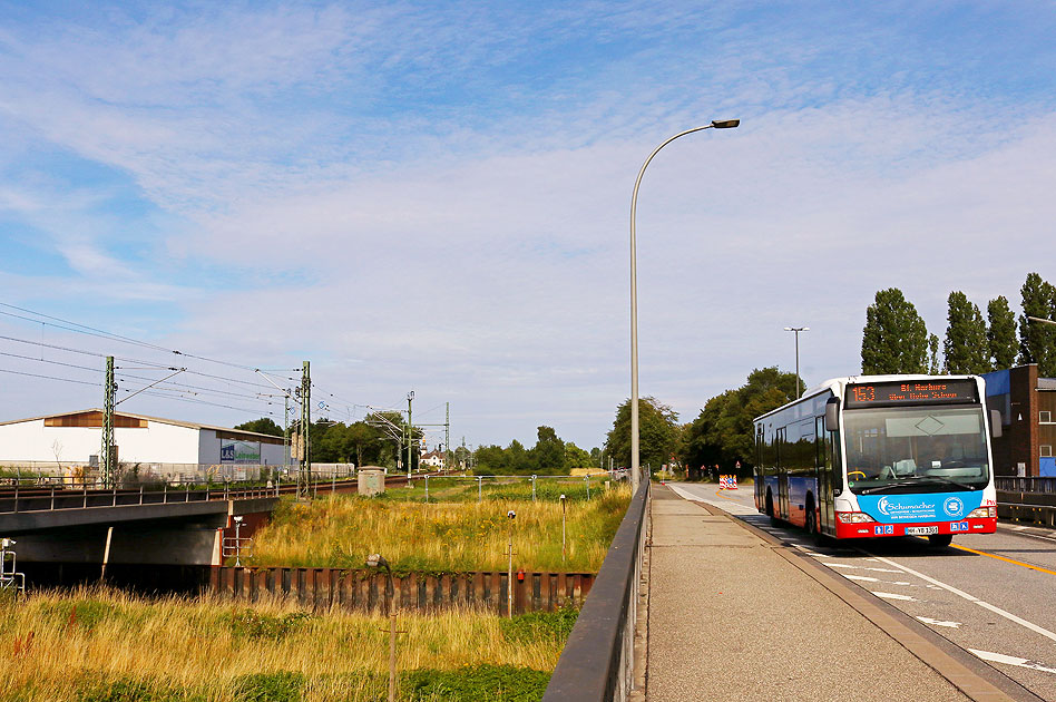 Ein Hochbahn-Bus auf der Reiherstieg Schleuse auf der Fahrt zur Hohen Schaar