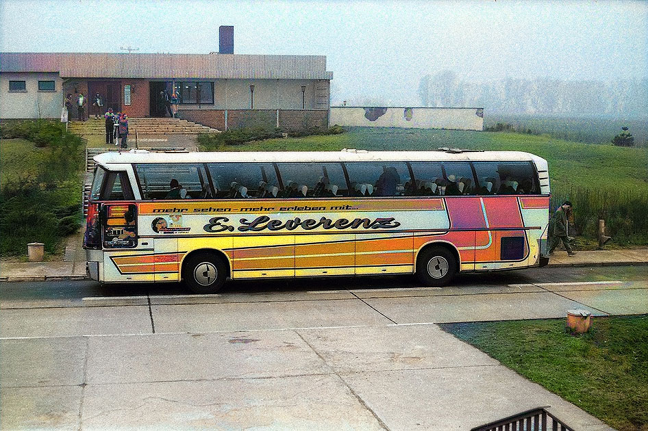 Ein Leverenz Bus am Intershop in der DDR während einer Transitreise von Hamburg nach Westberlin