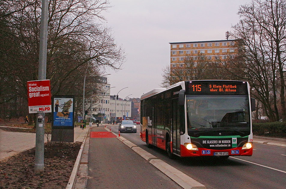 Ein Hochbahn-Bus in der K&ouml;nigstra&szlig;e in Altona-Altstadt mit einem Wahlplakat der MLPD mit der Losung: Make Socialism great again