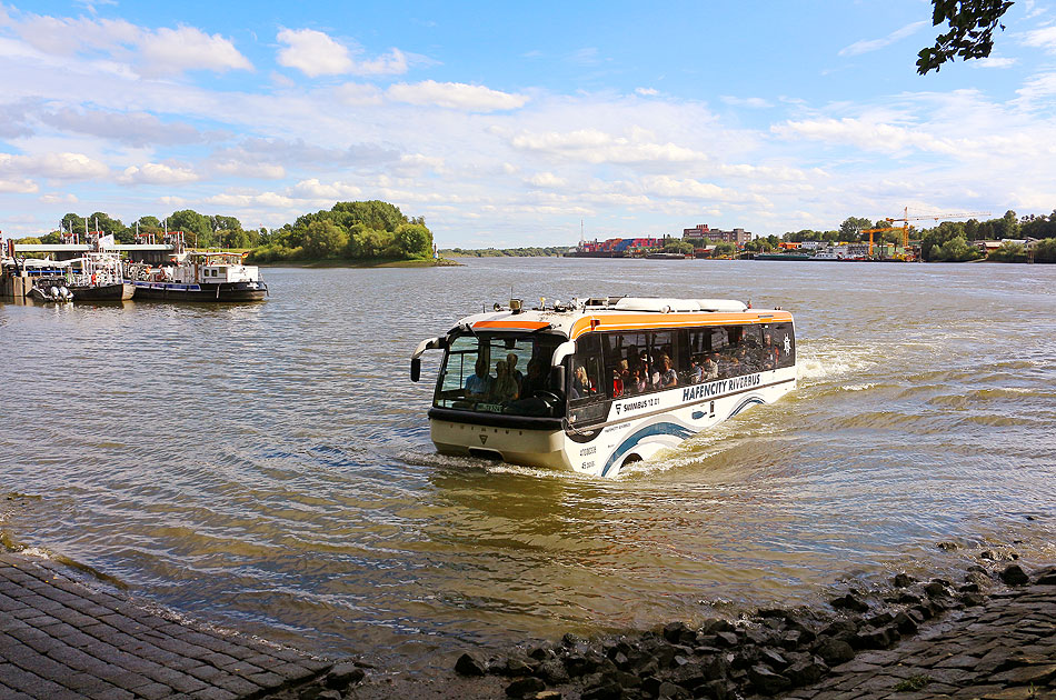 Der Hafencity Riverbus in Entenwerder