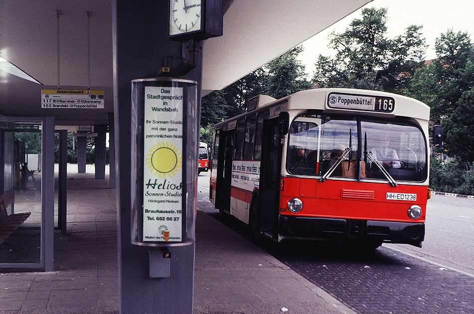 Ein Hochbahn-Bus - ein O  305 auf dem Busbahnhof Wandsbek Markt