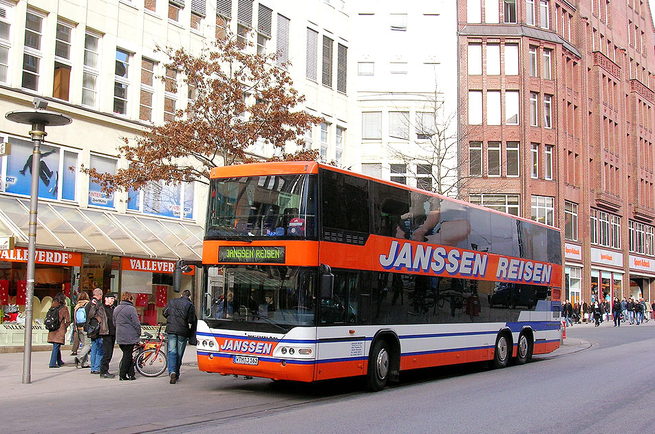 Ein Neoplan Doppeldeckerbus von Janssen Reisen in Hamburg
