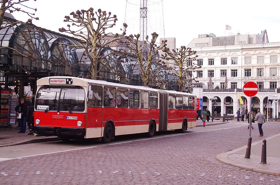 HOV ex Hochbahn Museumsbus HHA 7211 ein O 305 G auf dem Rathausmarkt in Hamburg