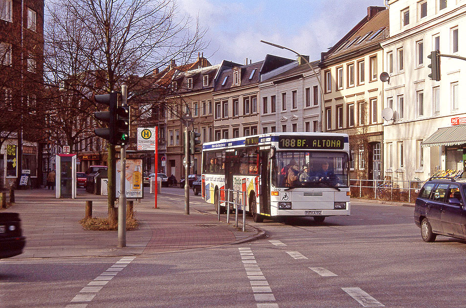 Der PVG-Bus 512 an der Bushaltestelle Sch&uuml;tzenstra&szlig;e S&uuml;d in Hamburg