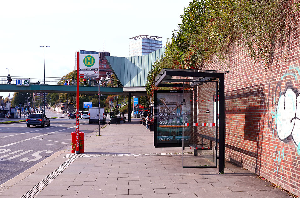 Die Bushaltestelle U-Bahn und S-Bahn Landungsbr&uuml;cken in Hamburg