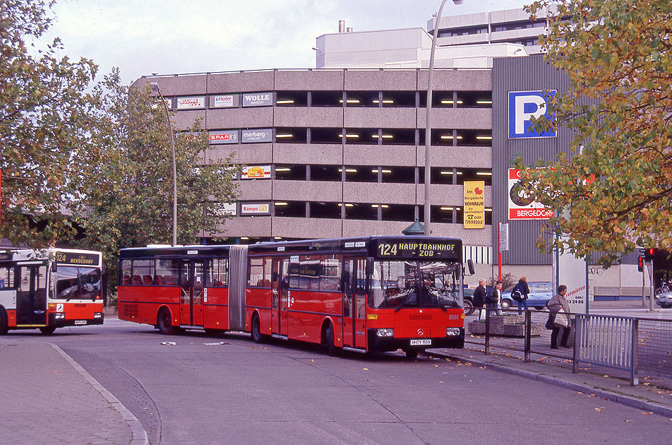 Der VHH Bus  8660 auf dem ZOB in Hamburg-Bergedorf