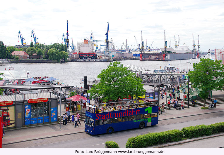 Hamburg Reiseführer und Tourismus: Stadtrundfahrt-Bus in Hamburg an den St. Pauli Landungsbrücken